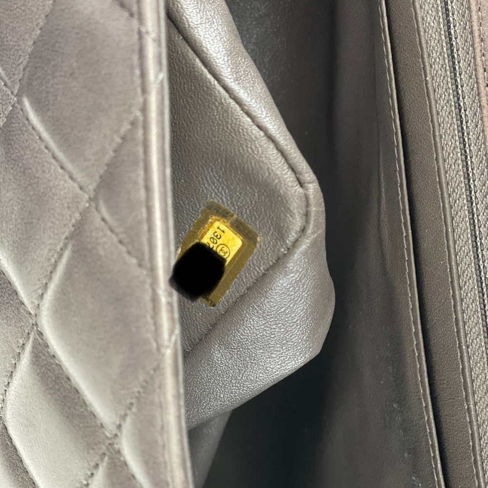 Authentic Chanel Maxi - Picture 6 of 13